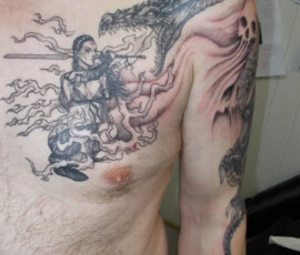 Tatouage de dragon couvrant l'épaule, l'omoplate et le pectoral avec un samouraï combattant le dragon