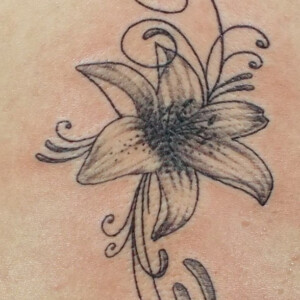 Tatouage fleur et arabesque en noir et ombre