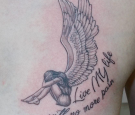 Tatouage lettrage avec un ange