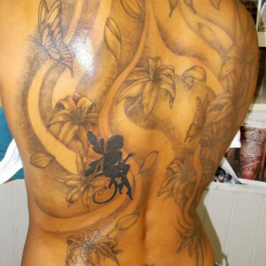 Tatouage fleurs et fées dans le dos