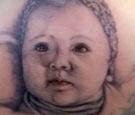 Tatouage portrait de bébé réalisé d'après photo en style réaliste