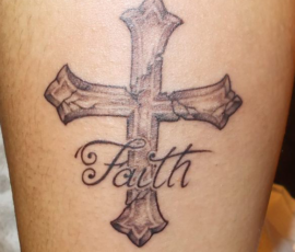 Tatouage croix chrétienne et lettrage