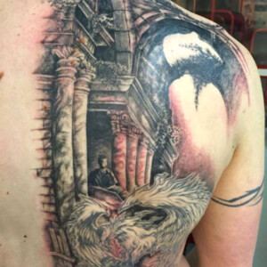 Tatouage demi-dos noir et ombre