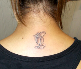 Tatouage initiales calligraphie sur la nuque