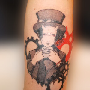 Tatouage personnage en noir et rouge
