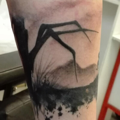 Tatouage sur l'avant bras en silhouette noire