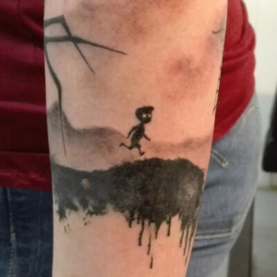 Tatouage sur l'avant bras en silhouette noire