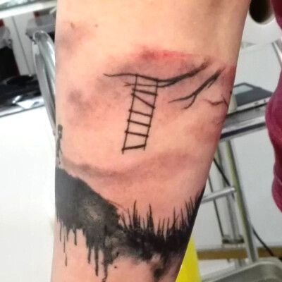 Tatouage sur l'avant bras en silhouette noire