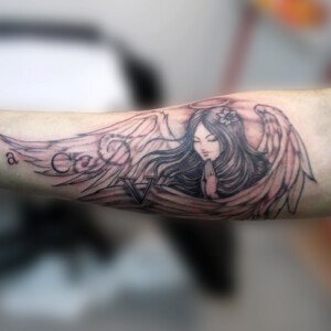 Tatouage ange sur l'avant-bras