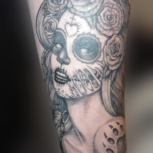 Tatouage santa muerte de style réaliste en noir et dégradés