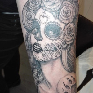 Tatouage Santa Muerte sur l'avant-bras en noir et ombre