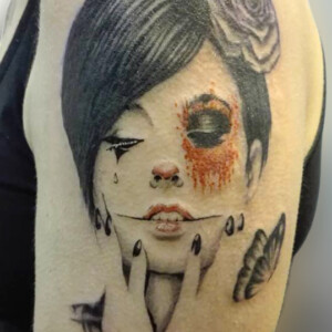 Tatouage visage de femme de style réaliste