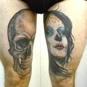 Tatouage Santa Muerte  sur la cuisse droite et tête de mort sur la cuisse gauche