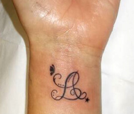 Tatouage initiales sur le poignet