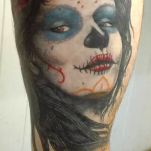 tatouage Santa Muerte  sur la cuisse