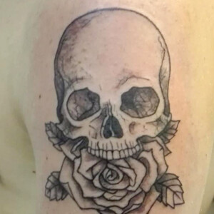 Tatouage tête de mort et rose