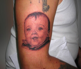 Tatouage portrait de bébé d'après photo, en style réaliste