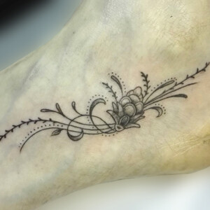 Tatouage motif floral sur le pied