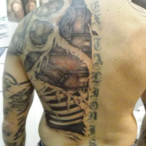 Tatouage demi dos noir et ombre avec déchirures