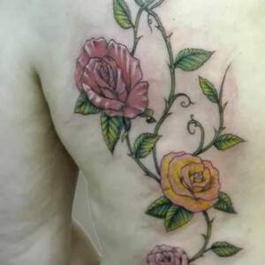 Tatouage rose sur le coté du dos en couleur