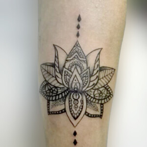 Tatouage fleur arabesque fine line
