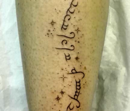 Tatouage lettrages étoiles et coeur