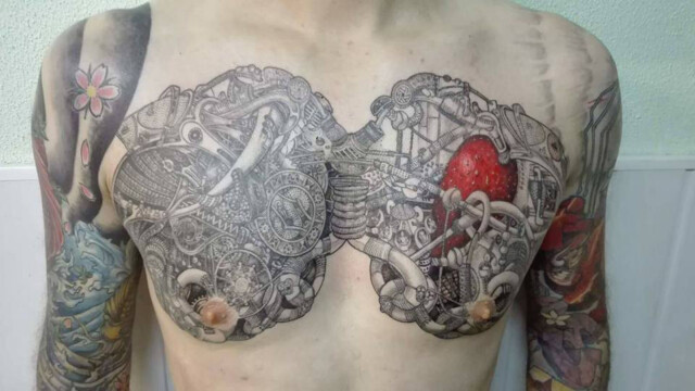 Tatouage biomécanique sur les pectoraux