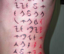 Tatouage écritures sur le côté