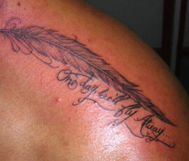 Tatouage calligraphie et plume