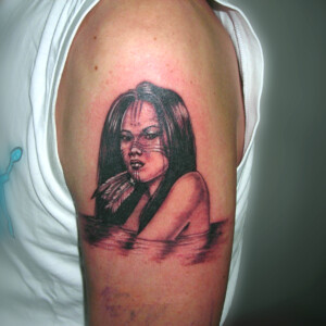 Tatouage portrait indienne en noir et ombres style réaliste