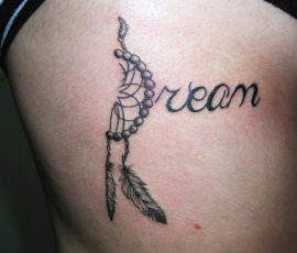 Tatouage lettrages et attrape rêve