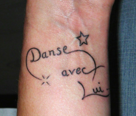 Tatouage lettres fines sur le poignet