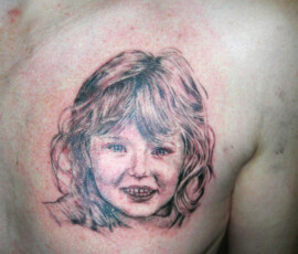 Tatouage portrait de petite fille d'après photo