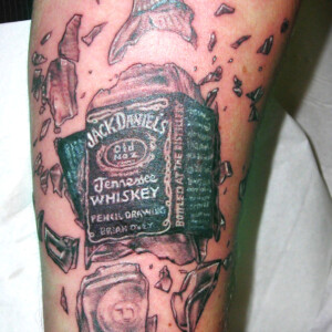 Tatouage bouteille de Whiskey Jack Daniel's éclatée style réaliste