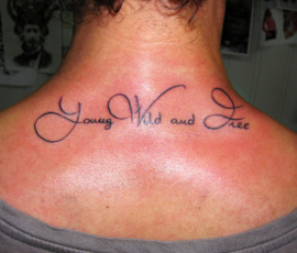 Tatouage calligraphie sur la nuque