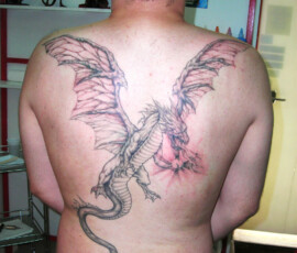 Tatouage de dragon dans le dos en noir et ombre