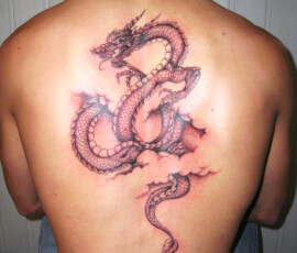Tatouage de dragon asiatique dans le dos en noir et ombre avec des nuages