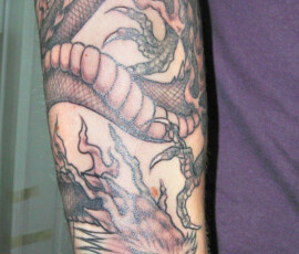 Tatouage de dragon asiatique s'enroulant autour du bras