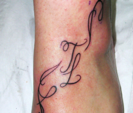 Tatouage initiales sur le pied
