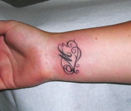 Tatouage initiale sur le poignet