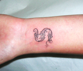 Tatouage lettrine sur le poignet