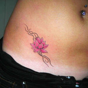 Tatouage fleur de lotus en couleur avec motif décoratifs