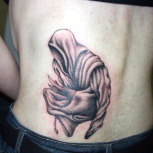 Tatouage personnage de la mort en noir et dégradés