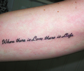 Tatouage phrase citation sur l'intérieur du bras