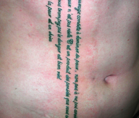 Tatouage phrase verticale sur le côté