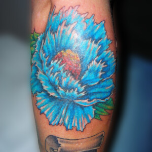 Tatouage de pivoine bleu en couleur sur l'avant-bras