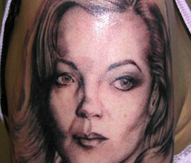 Tatouage portrait Romy en noir et ombres