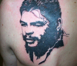 Tatouage portrait homme style graphique en noir