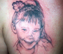 Tatouage portrait d'une enfant en style réaliste d'après photo