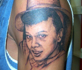 Tatouage portrait sur le bras en style réaliste